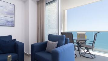 Huone, 1 suuri parisänky ja vuodesohva, parveke, valtamerinäköala (Encantame Towers Velero 1703) | Oleskelualue | 42–tuumainen taulutelevisio, jossa digitaalikanavat