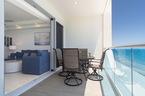 Kamar, 1 Tempat Tidur King dengan tempat tidur Sofa, balkon (Encantame Towers Velero 1703) | Tempat makan outdoor