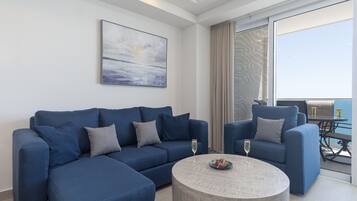 Zimmer, 1 King-Bett und Schlafsofa, Balkon, Meerblick (Encantame Towers Velero 1703) | Wohnbereich | 42-Zoll-Flachbildfernseher mit Digitalempfang