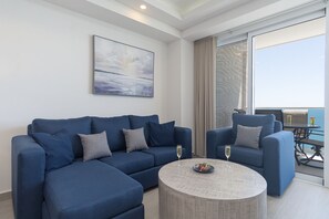 Chambre, 1 très grand lit et 1 canapé-lit, balcon, vue océan (Encantame Towers Velero 1703) | Coin séjour