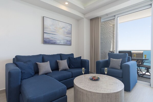 Zimmer, 1 King-Bett und Schlafsofa, Balkon, Meerblick (Encantame Towers Velero 1703) | Wohnbereich