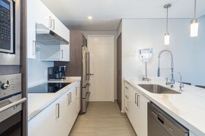 Appart'hôtel, plusieurs lits, balcon, vue océan (Encantame Towers Velero 2204) | Cuisine privée