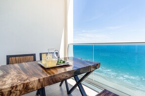 Appart'hôtel, plusieurs lits, balcon, vue océan (Encantame Towers Velero 2204) | Restauration extérieure