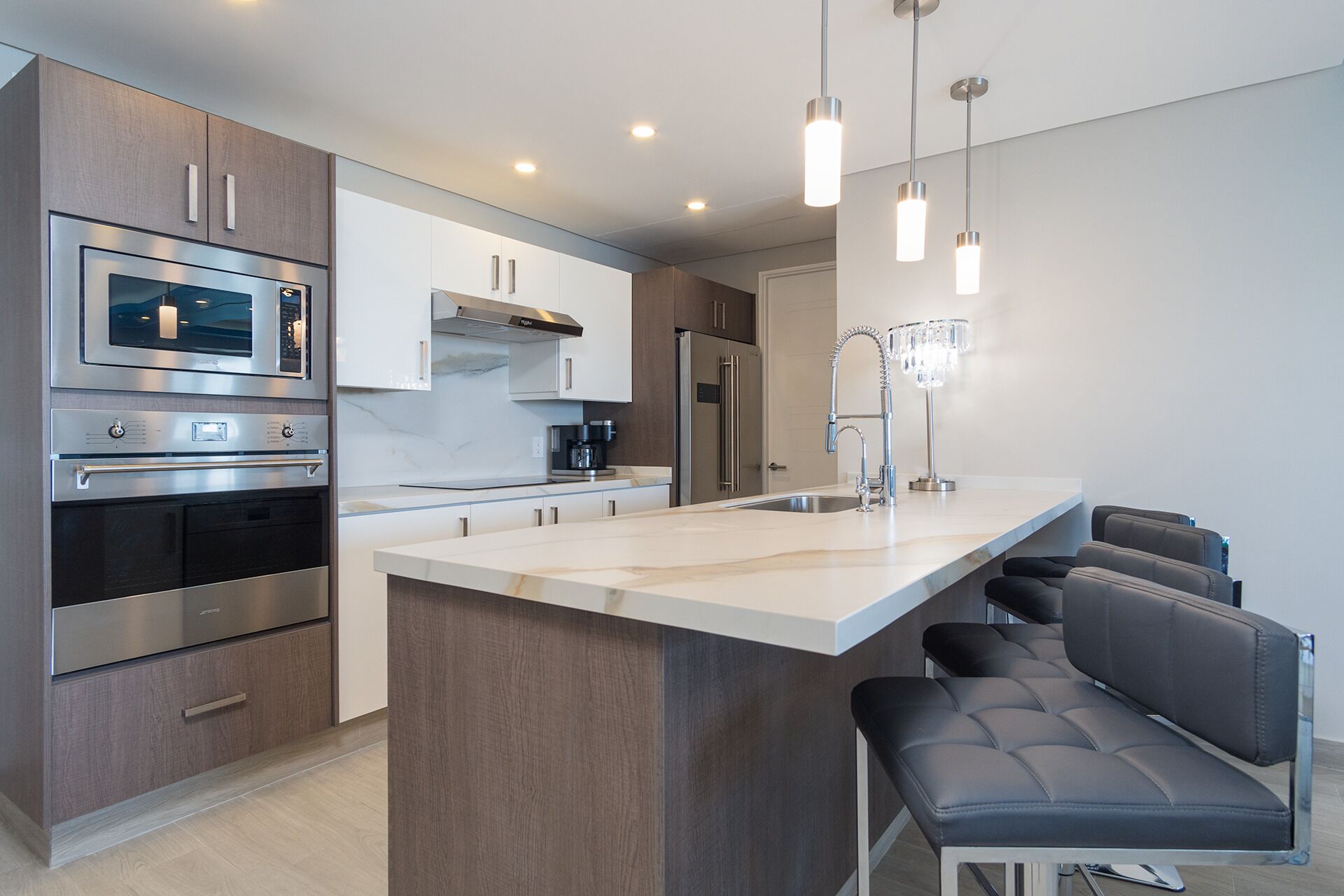 公寓式客房, 多张床, 阳台, 海洋景观 (Encantame Towers Velero 2204) | 私人厨房 | 餐桌