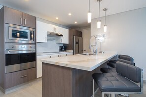 Appartement, Meerdere bedden, balkon, uitzicht op zee (Encantame Towers Velero 2204) | Privékeuken | Een eettafel