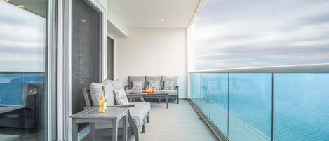 Condo, 1 Katil Raja (King) dengan Katil Sofa, Balcony, Ocean View (Encantame Towers Velero 1804) | Teres/patio