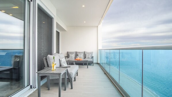 Condo, 1 Katil Raja (King) dengan Katil Sofa, Balcony, Ocean View (Encantame Towers Velero 1804) | Teres/patio