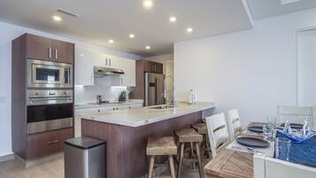 Condo, 1 cama King e sofá-cama, sacada, vista para o oceano (Encantame Towers Velero 1804) | Cozinha privada | Mesas de jantar