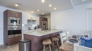 Kondominium, 1 Tempat Tidur King dengan tempat tidur Sofa, balkon (Encantame Towers Velero 1804) | Dapur pribadi | Meja makan