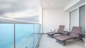 คอนโด, เตียงคิงไซส์ 1 เตียง และโซฟาเบด, ระเบียง, วิวทะเล (Encantame Towers Velero 1804) | ลานระเบียง/นอกชาน