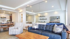 Lägenhet - 1 kingsize-säng med bäddsoffa - balkong - havsutsikt (Encantame Towers Velero 1804) | Vardagsrum | 42-tums platt-tv med digitalkanaler