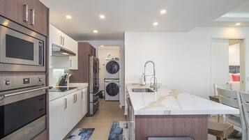 Condo, 1 cama King size y sofá cama, balcón, vista al océano (Encantame Towers Velero 1804) | Cocina privada | Comedor