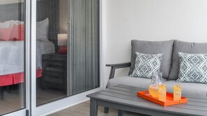 Kondominium, 1 Tempat Tidur King dengan tempat tidur Sofa, balkon (Encantame Towers Velero 1804) | 1 kamar tidur dan didekorasi berbeda-beda