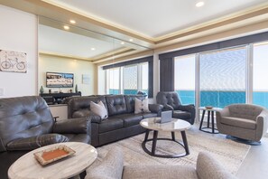 Apartamento, varias camas, balcón, vistas al mar (Encantame Towers Velero 1204) | Zona de estar | Televisión de pantalla plana de 42 pulgadas con canales digitales