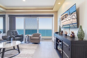 Leilighet, flere senger, balkong, havutsikt (Encantame Towers Velero 1204) | Oppholdsområde | En 42-tommers Flatskjerm-TV med digitale kanaler