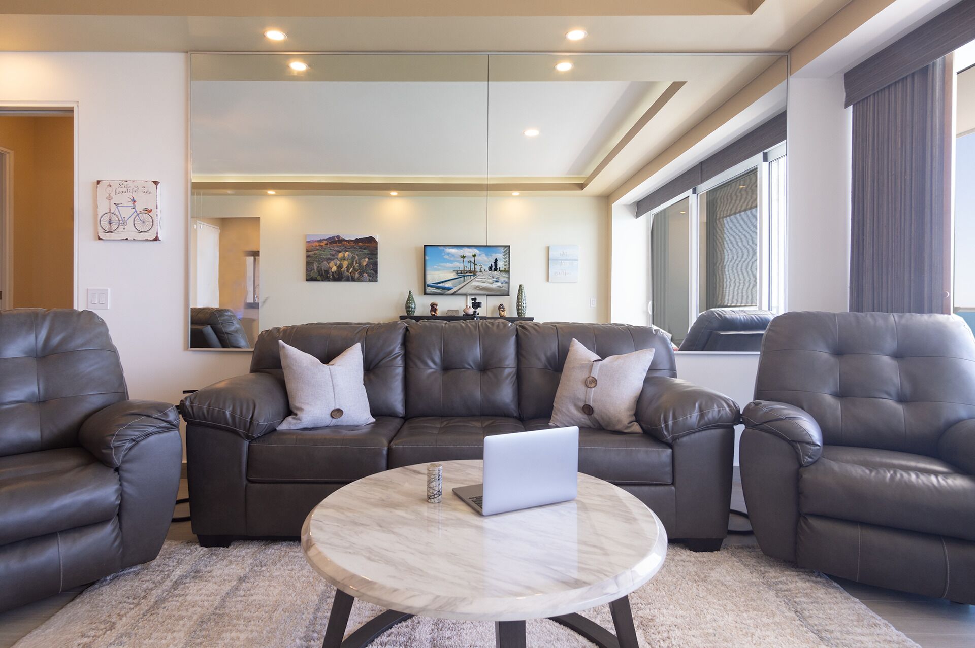 Lägenhet - flera sängar - balkong - havsutsikt (Encantame Towers Velero 1204) | Vardagsrum | 42-tums platt-tv med digitalkanaler