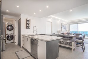 Kondominium, Beberapa Tempat Tidur, balkon, pemandangan samudra (Encantame Towers Velero 2104) | Dapur pribadi