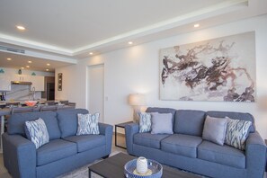 Apartment, Mehrere Betten, Balkon, Meerblick (Encantame Towers Velero 2104) | Wohnbereich