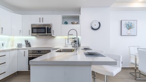 Huoneisto, 1 suuri parisänky ja vuodesohva, parveke, valtamerinäköala (Encantame Towers Viento 503) | Yksityinen keittiö | Ruokailupöytä