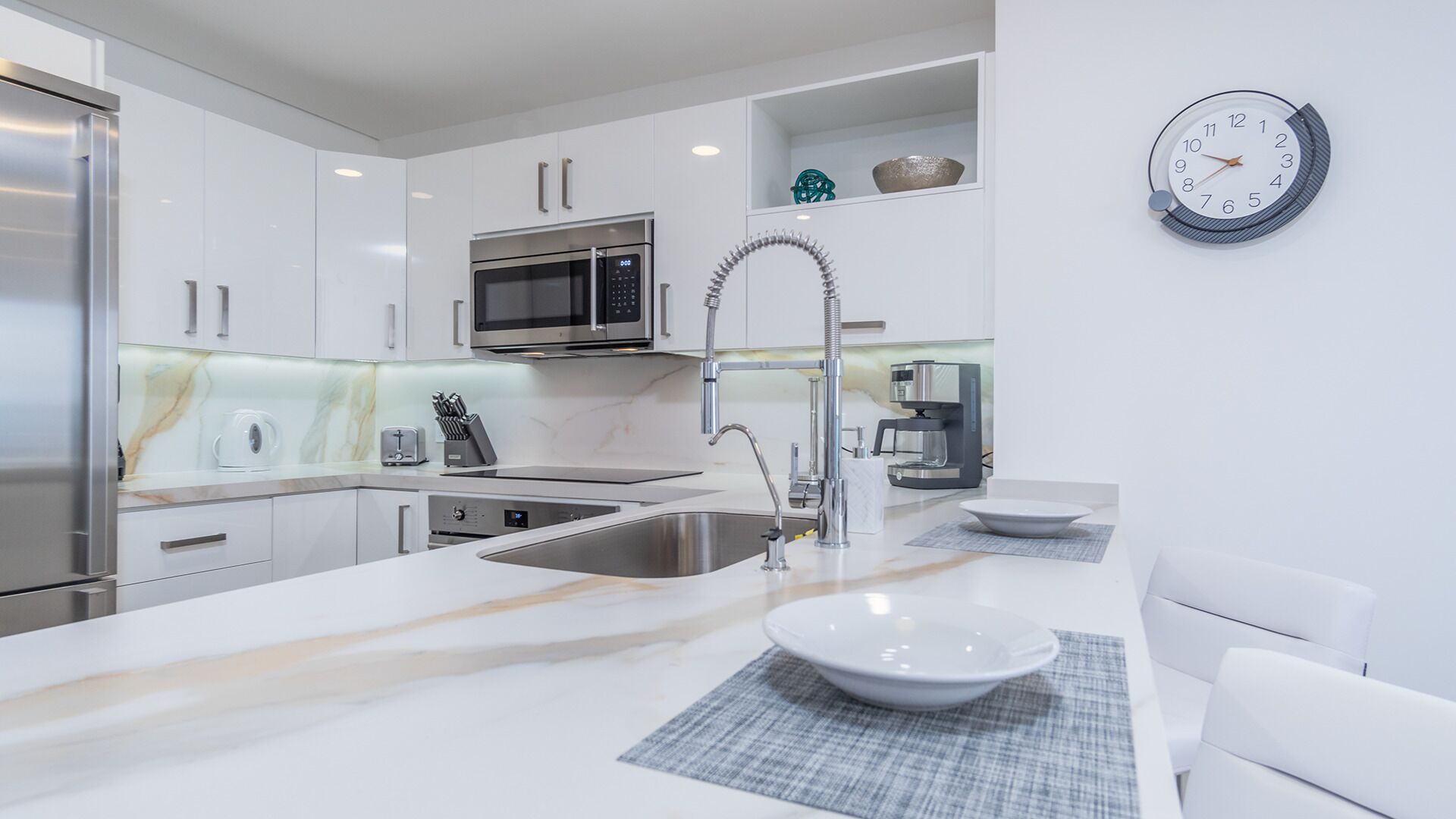 Condo, 1 King Bed with Sofa bed, Balcony, Ocean View (Encantame Towers Viento 503) | Private kitchen | Dining tables