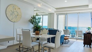 Condo, 1 giường cỡ king và sofa giường, ban công, quang cảnh biển (Encantame Towers Viento 503) | Khu ăn uống