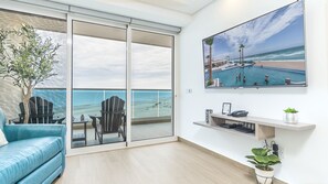 Leilighet, 1 kingsize-seng med sovesofa, balkong, havutsikt (Encantame Towers Viento 503) | Oppholdsområde | En 42-tommers Flatskjerm-TV med digitale kanaler