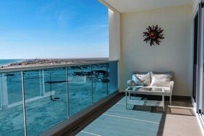 Condo, 1 giường cỡ king và sofa giường, ban công, quang cảnh biển (Encantame Towers Viento 503) | Hiên