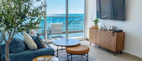 Condo, 1 cama King size y sofá cama, balcón, vista al océano (Encantame Towers Viento 503) | Área de sala de estar | Televisión de pantalla plana de 42 pulgadas con canales digitales