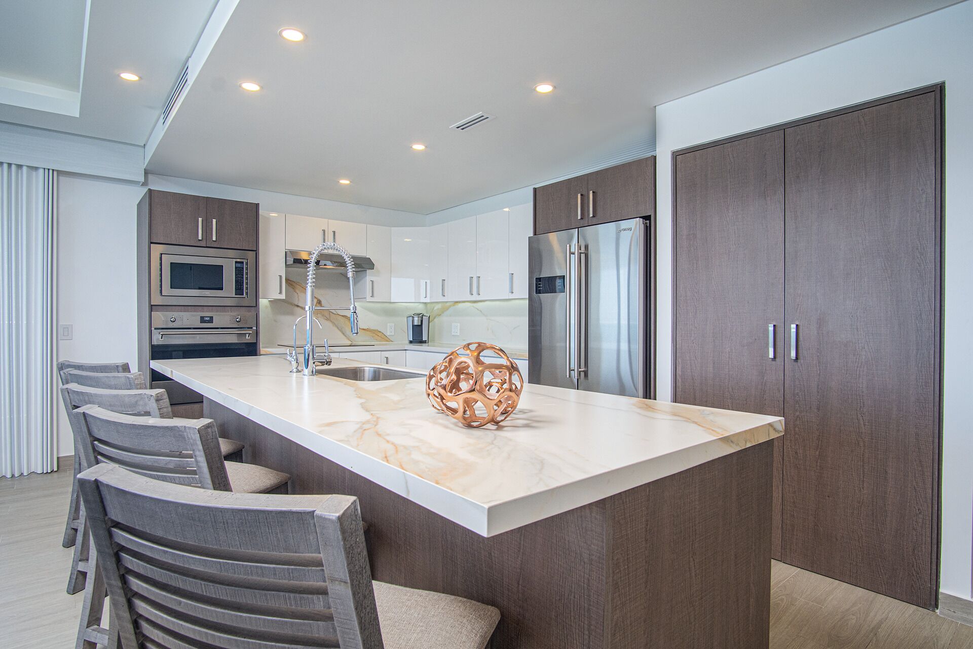 Apartamento, varias camas, balcón, vistas al mar (Encantame Towers Velero 2101) | Cocina privada | Mesa de comedor