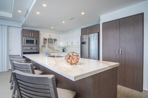 شقة - عدة أسرّة - بشرفة - بمنظر للمحيط (Encantame Towers Velero 2101) | مطبخ خاص | مائدة طعام