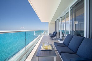 Condo, varias camas, balcón, vista al océano (Encantame Towers Velero 2101) | Vista desde la habitación