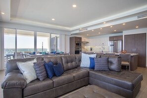 Condo, varias camas, balcón, vista al océano (Encantame Towers Velero 2101) | Interior