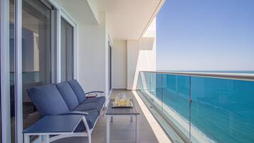 Apartamento, varias camas, balcón, vistas al mar (Encantame Towers Velero 2101) | Terraza o patio