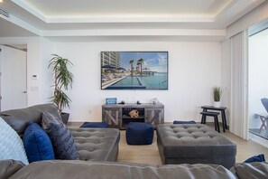 Condo, varias camas, balcón, vista al océano (Encantame Towers Velero 2101) | Área de sala de estar | Televisión de pantalla plana de 42 pulgadas con canales digitales 