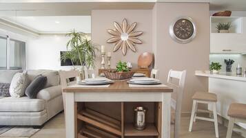 Kondominium, 1 Tempat Tidur King dengan tempat tidur Sofa, balkon (Encantame Towers Verano 1003) | Interior