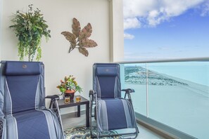 Appart'hôtel, 1 très grand lit et 1 canapé-lit, balcon, vue océan (Encantame Towers Verano 1003) | Vue de la chambre