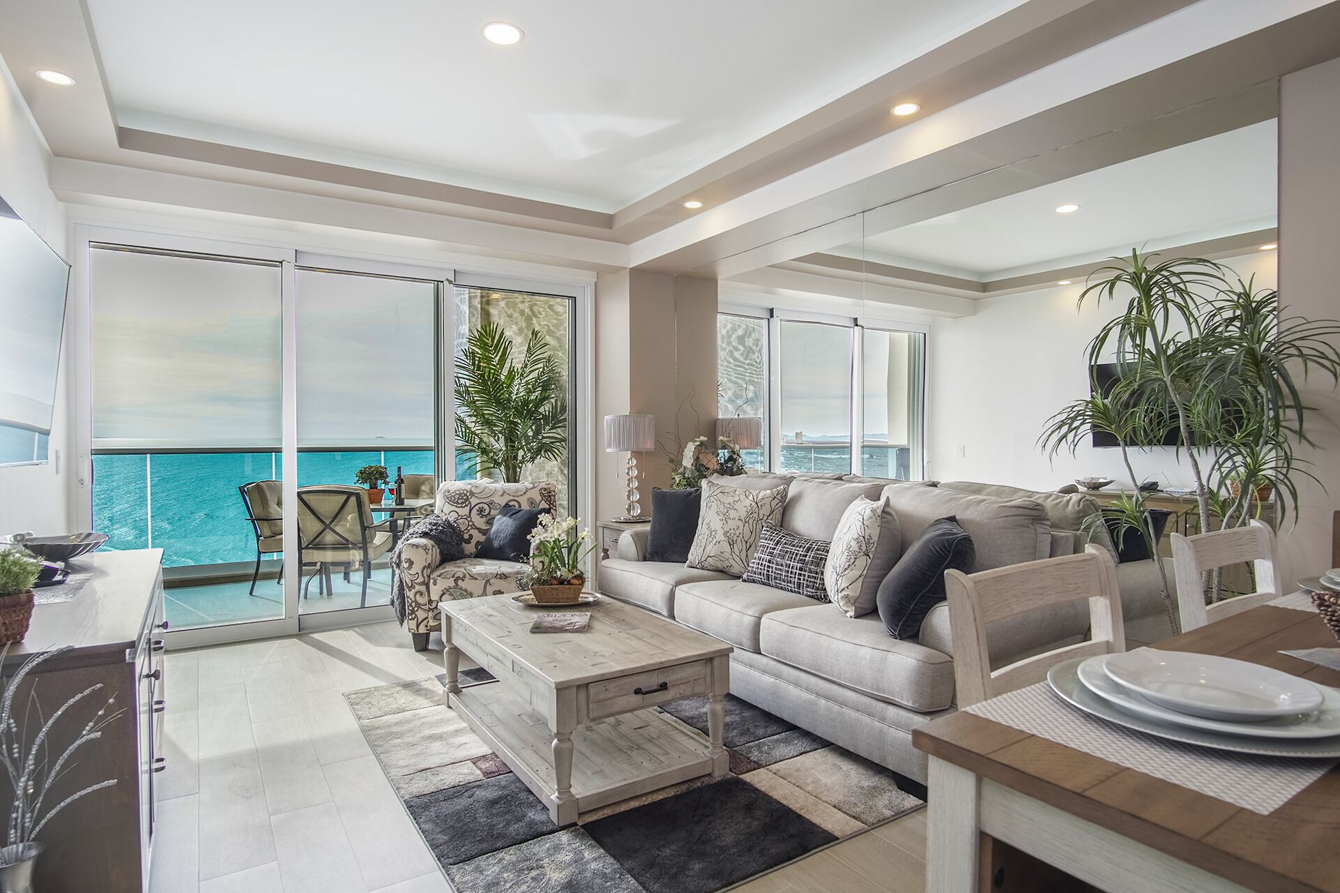 公寓式客房, 1 张特大床和 1 张沙发床, 阳台, 海洋景观 (Encantame Towers Verano 1003) | 起居区 | 42-英寸纯平电视（配备数码频道）