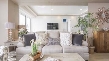 Kondominium, 1 Tempat Tidur King dengan tempat tidur Sofa, balkon (Encantame Towers Verano 1003) | Area keluarga | Televisi layar datar 42-inci dengan saluran TV digital