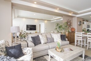 Huoneisto, 1 suuri parisänky ja vuodesohva, parveke, valtamerinäköala (Encantame Towers Verano 1003) | Oleskelualue | 42–tuumainen taulutelevisio, jossa digitaalikanavat