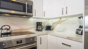 Kondominium, 1 Tempat Tidur King dengan tempat tidur Sofa, balkon (Encantame Towers Verano 1003) | Dapur pribadi | Meja makan