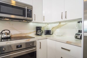 Appart'hôtel, 1 très grand lit et 1 canapé-lit, balcon, vue océan (Encantame Towers Verano 1003) | Cuisine privée | Tables à manger