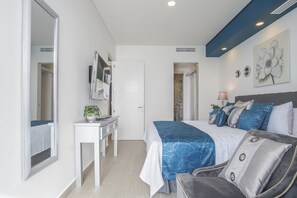 Appart'hôtel, 1 très grand lit et 1 canapé-lit, balcon, vue océan (Encantame Towers Verano 1003) | 1 chambre, décoration personnalisée, ameublement personnalisé
