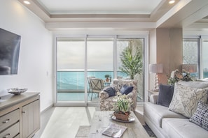 Huoneisto, 1 suuri parisänky ja vuodesohva, parveke, valtamerinäköala (Encantame Towers Verano 1003) | Oleskelualue | 42–tuumainen taulutelevisio, jossa digitaalikanavat