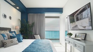 Una camera da letto moderna con un letto grande, una scrivania e vista sull'oceano.