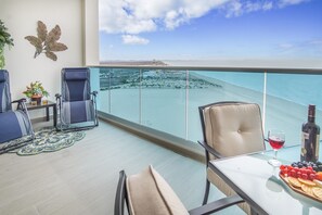 Condo, 1 cama King size y sofá cama, balcón, vista al océano (Encantame Towers Verano 1003) | Restaurante al aire libre