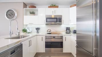 Condo, 1 King Bed with Sofa bed, Balcony, Ocean View (Encantame Towers Verano 1003) | Private kitchen