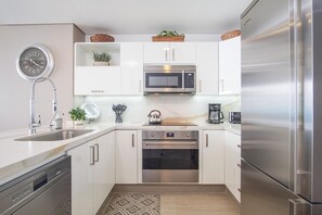 Huoneisto, 1 suuri parisänky ja vuodesohva, parveke, valtamerinäköala (Encantame Towers Verano 1003) | Yksityinen keittiö | Ruokailupöytä