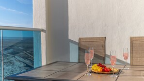 Condo, varias camas, balcón, vista al océano (Encantame Towers Viento 2104) | Restaurante al aire libre