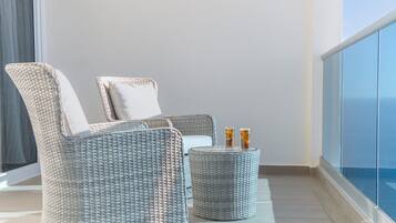 Condo, nhiều giường, ban công, quang cảnh biển (Encantame Towers Viento 2104) | Hiên