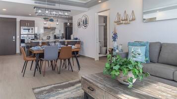 Condo, varias camas, balcón, vista al océano (Encantame Towers Viento 2104) | Interior